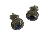 une paire de boucles d'oreilles ornées de pierres bleues sur fond blanc