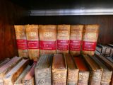 beaucoup de livres sur une étagère