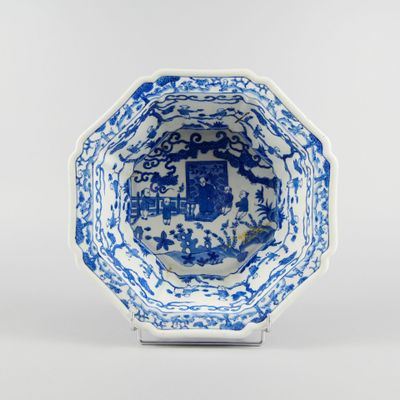 bol octogonal en porcelaine bleue et blanche, orné d'un paysage au centre