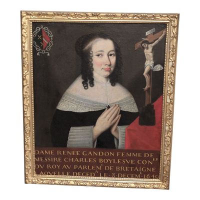 tableau représentant une femme tenant un crucifix, dans un cadre doré