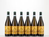 six bouteilles de vin sont alignées sur une table