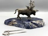 figurine en argent représentant un taureau avec un homme à dos