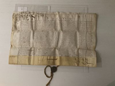 un bout de papier accroché au mur à côté d'une paire de ciseaux
