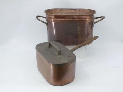 des casseroles et des poêles sont posées sur une surface blanche, avec un fond blanc