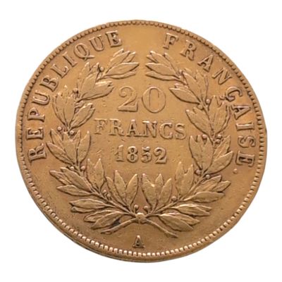 gros plan d'une pièce de monnaie sur fond blanc