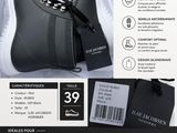 une photo d'une chaussure en noir et blanc sur laquelle est accrochée une étiquette de prix