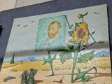 une photo d'un tableau accroché au mur au-dessus d'une horloge