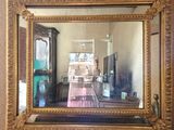 le reflet d'une voiture dans un miroir accroché au mur