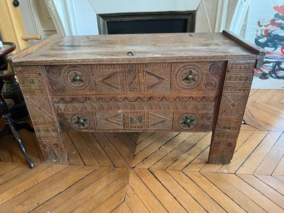 un petit coffre en bois posé sur un parquet en bois dur