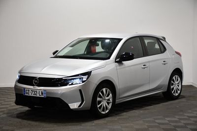la voiture blanche est garée dans une pièce au sol en damier
