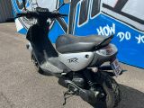 un scooter garé devant un bâtiment