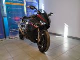 une moto garée dans un bâtiment