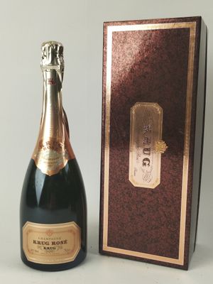 une bouteille de champagne posée à côté d'une boîte