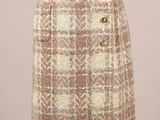 une robe de mannequin blanche avec une jupe à carreaux et des boutons