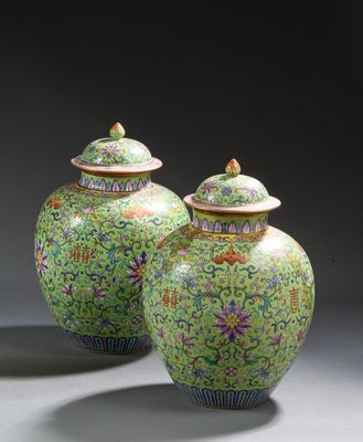 paire de vases chinois à cloisonnés, décorés de motifs floraux