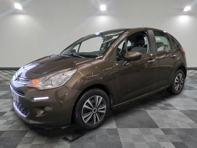 une photo d'une voiture marron garée dans un showroom