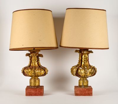une paire de lampes anciennes sur des socles en marbre, munies d'abat-jour