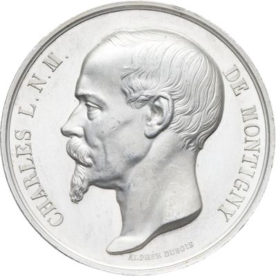 Gros plan sur une pièce d'argent portant le visage d'un homme