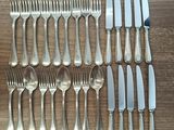 beaucoup de fourchettes et de cuillères sur la table