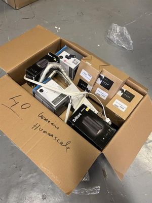 une boîte en carton contenant de nombreux appareils électroniques