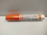 un gros plan d'un marqueur orange sur une surface blanche