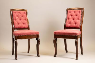 deux chaises avec un revêtement rose, un revêtement rose, un revêtement rose, un revêtement rose, un revêtement rose, un revêtement rose, un revêtement rose, un revêtement rose, un revêtement rose