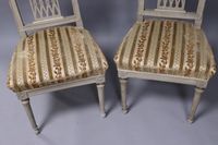 Paire de chaises en bois laqué gris à dossiers ajourés de cr… (photo 2)