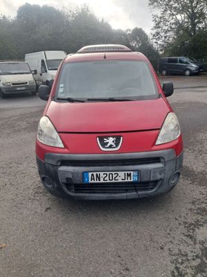 une voiture rouge garée dans un parking