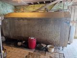 une grande cuve métallique posée au milieu d'une pièce