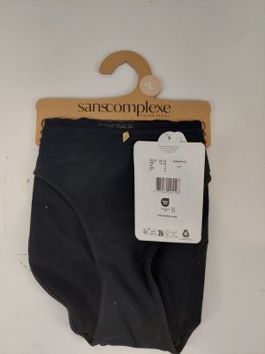 l'arrière d'un pantalon noir muni d'une étiquette