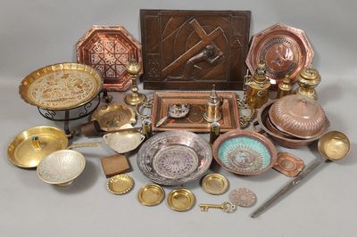 de nombreux objets métalliques de toutes sortes sur la table