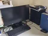 un bureau équipé d'un écran d'ordinateur et d'un clavier