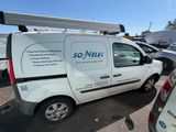 une camionnette blanche garée dans un parking