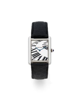 gros plan d'une montre-bracelet avec des chiffres romains