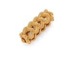 une barrette dorée à motifs tressés sur fond blanc