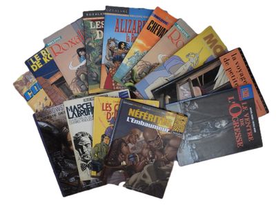 un grand nombre de bandes dessinées sur la table