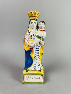 figurine représentant une femme tenant un enfant dans ses bras, coiffée d'une couronne