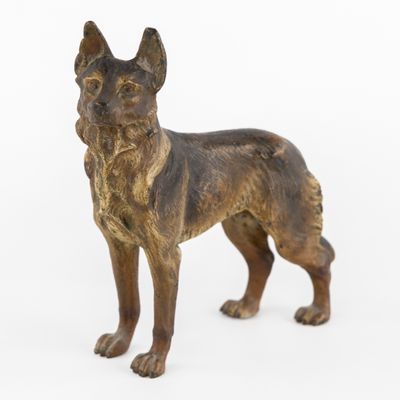 figurine représentant un berger allemand sur fond blanc