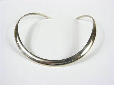 bracelet plaqué argent au motif incurvé sur un fond blanc