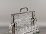 une vitrine contenant tout un tas de verres