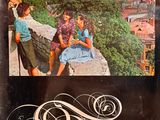 la couverture d'un livre sur laquelle figure la photo d'un groupe d'enfants assis sur un rebord