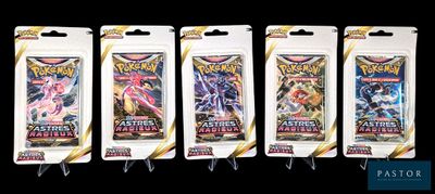 Quatre paquets de cartes à collectionner Pokémon sont alignés sur un fond noir