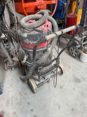 une machine posée sur le sol du garage