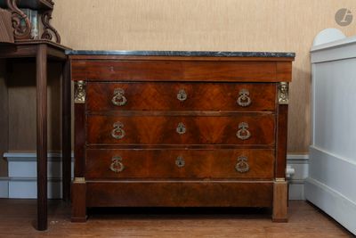 une petite commode à côté d'une petite table