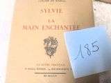 un livre posé sur une table, sur lequel est posée une note