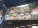 de nombreux menus accrochés au mur d'un restaurant