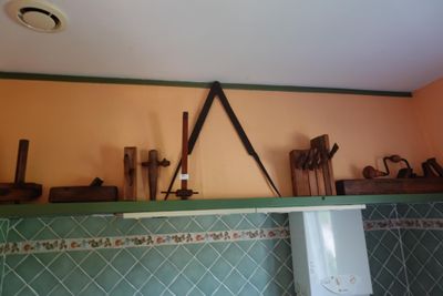une étagère sur laquelle sont posés des outils, dans une pièce