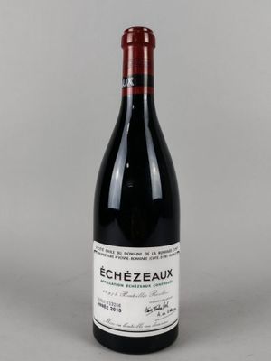 une photo d'une bouteille de vin rouge posée sur une table