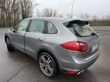 l'arrière d'une Porsche Cayenne argentée garée sur un parking