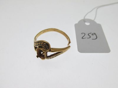 Gros plan sur une bague en or portant une étiquette